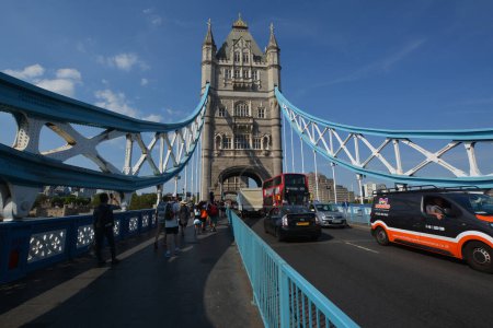 Foto de LONDRES REINO UNIDO - 06 19 2023: Detalles del Tower Bridge es un puente basculante y colgante combinado de grado I en Londres, construido entre 1886 y 1894 - Imagen libre de derechos
