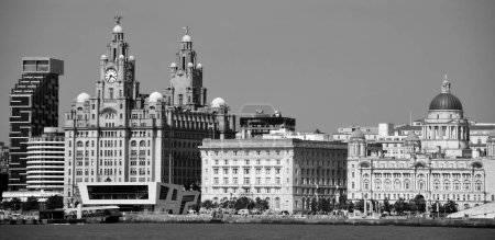 Foto de LIVERPOOL REINO UNIDO 06 07 2023: Liverpool sea shore es una ciudad y distrito metropolitano en el noroeste de Inglaterra. Su área metropolitana es la quinta más grande del Reino Unido - Imagen libre de derechos