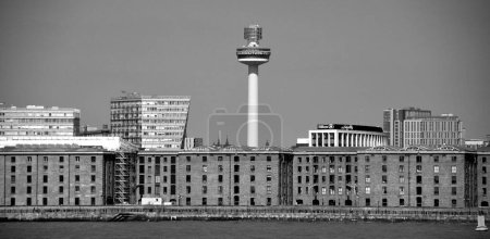 Foto de LIVERPOOL REINO UNIDO 06 07 2023: Radio City Tower o St. John 's Beacon es una torre de radio y observación en Liverpool, Inglaterra, construida en 1969 e inaugurada por la reina Isabel II. - Imagen libre de derechos