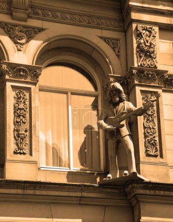 Foto de LIVERPOOL REINO UNIDO 06 07 23: Estatua de Georges Harrison en el club Cavern. A principios de 1960 la escena Beat Music en Liverpool explotó y el Cavern Club se convirtió en el lugar de música pop más publicitado - Imagen libre de derechos