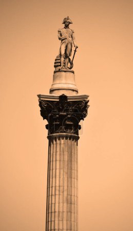Foto de LONDRES REINO UNIDO 06 19 2023: La Columna de Nelson es un monumento en Trafalgar Square en la ciudad de Westminster, en el centro de Londres, construido para conmemorar el vicealmirante Horatio Nelson - Imagen libre de derechos