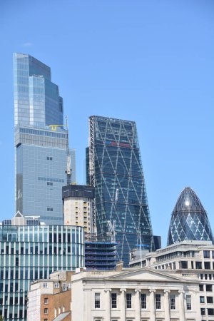 Téléchargez les photos : LONDRES ROYAUME-UNI 06 19 2023 : Détails architecturaux de la façade en verre du bâtiment moderne. Fond d'entreprise gratte-ciel de bâtiments de grande hauteur, architecture industrielle. - en image libre de droit