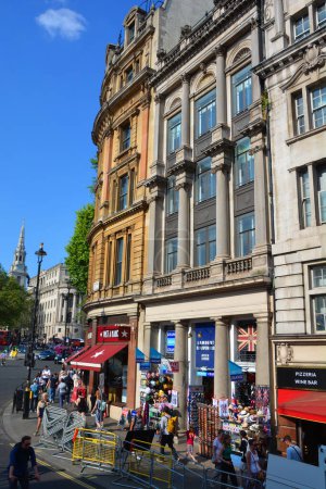 Foto de LONDRES REINO UNIDO 06 19 2023: La gente del Piccadilly Circus es un cruce de carreteras y un espacio público del West End de Londres en la ciudad de Westminster. - Imagen libre de derechos