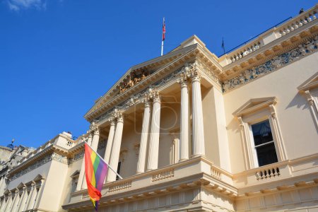Foto de La bandera Rainbow LGBT en el edificio - Imagen libre de derechos