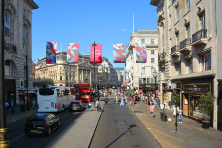 Foto de LONDRES REINO UNIDO 06 19 2023: Primera coronación británica en 70 años. Banderas de Union Jack en Regent Street para la coronación del rey Carlos III el 6 de mayo de 2023 - Imagen libre de derechos