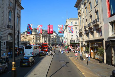 Foto de LONDRES REINO UNIDO 06 19 2023: Primera coronación británica en 70 años. Banderas de Union Jack en Regent Street para la coronación del rey Carlos III el 6 de mayo de 2023 - Imagen libre de derechos