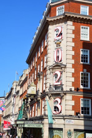 Téléchargez les photos : LONDRES ROYAUME-UNI 06 19 2023 : Année 2023 signe de Fortnum et Mason ou tout simplement Fortnum's est un grand magasin haut de gamme à Piccadilly, Londres - en image libre de droit