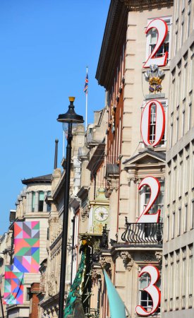 Téléchargez les photos : LONDRES ROYAUME-UNI 06 19 2023 : Année 2023 signe de Fortnum et Mason ou tout simplement Fortnum's est un grand magasin haut de gamme à Piccadilly, Londres - en image libre de droit