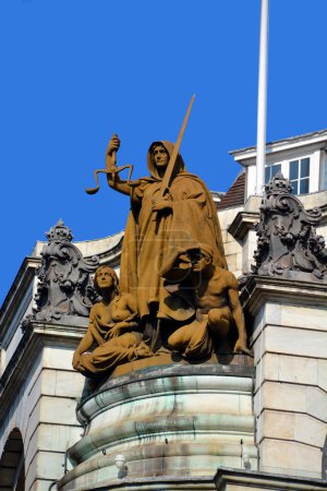 Téléchargez les photos : CARDIFF WALES ROYAUME-UNI 06 17 2023 : statue de cour de la couronne cardiff - en image libre de droit
