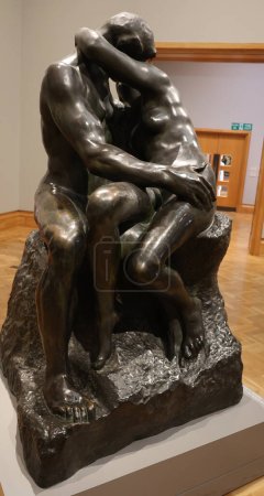 Téléchargez les photos : CARDIFF WALES ROYAUME-UNI 06 17 23 : Le Baiser est une sculpture en marbre de 1882 du sculpteur français Auguste Rodin. - en image libre de droit