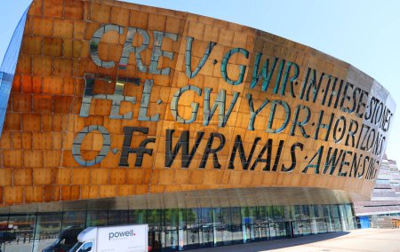 Foto de CARDIFF WALES REINO UNIDO 06 17 23: Gales Millennium Centre es el centro nacional de artes de Gales situado en el área de Cardiff Bay de Cardiff, Gales - Imagen libre de derechos