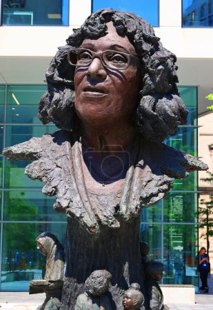 Foto de CARDIFF WALES REINO UNIDO 06 17 23: Betty Campbell nacida Rachel Elizabeth Johnson fue una activista comunitaria galesa, que fue la primera maestra negra de Gales. - Imagen libre de derechos