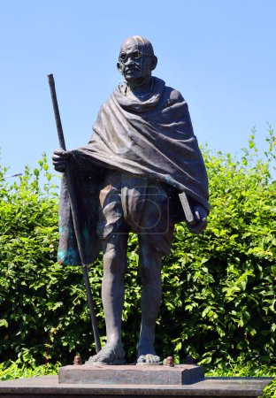 Foto de CARDIFF WALES REINO UNIDO 06 17 2023: Estatua de Mahatma Gandhi en Gales después de una revisión oficial del gobierno galés sobre la historia de la trata de esclavos y colonias en Gran Bretaña - Imagen libre de derechos