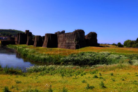Foto de Plano escénico del antiguo castillo de Caerphilly en Gales, Reino Unido - Imagen libre de derechos