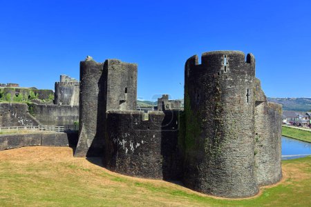 Téléchargez les photos : Plan panoramique de l'ancien château de Caerphilly au Pays de Galles, Royaume-Uni - en image libre de droit