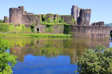 Foto de Plano escénico del antiguo castillo de Caerphilly en Gales, Reino Unido - Imagen libre de derechos