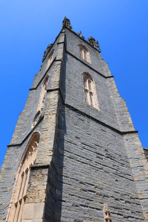 Téléchargez les photos : CARDIFF WALES ROYAUME-UNI 06 17 2023 : L'église paroissiale Saint-Jean-Baptiste est la plus ancienne église de la ville. Le clocher de 132pi construit en 1473 a un timbre de dix cloches. - en image libre de droit