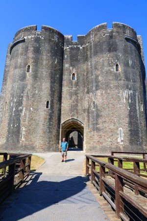 Téléchargez les photos : CAERPHILLY CASTLE SOUTH WALES ROYAUME-UNI 6 19 2023 : Caerphilly Castle (gallois : Castell Caerffili) est une fortification médiévale à Caerphilly en Galles du Sud. - en image libre de droit