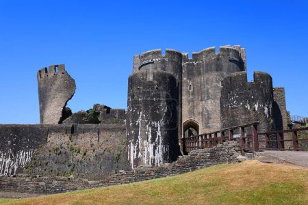 Téléchargez les photos : Château de Caerphilly (Castell Caerffili), un château médiéval de la ville de Caerphilly dans le sud du Pays de Galles. - en image libre de droit