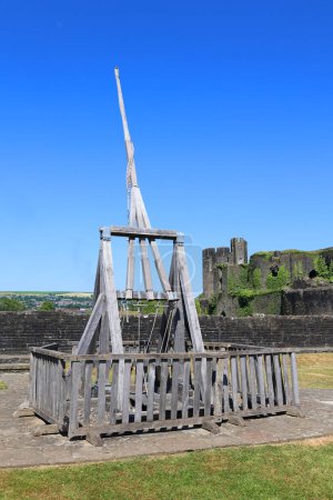 Photo for CAERPHILLY CASTLE SOUTH WALES UNITED KINGDOM 6 19 23: Caerphilly Castle and catapult is a ballistic device used to launch a projectile a great distance without the aid of gunpowder or other propelants - Royalty Free Image