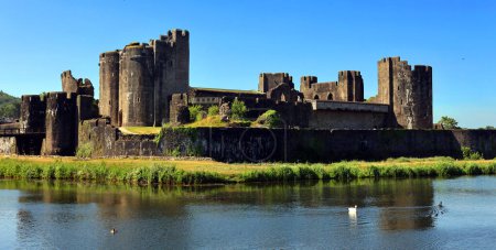 Foto de Castillo de Caerphilly (Castell Caerffili), un castillo medieval de la ciudad de Caerphilly en el sur de Gales. - Imagen libre de derechos