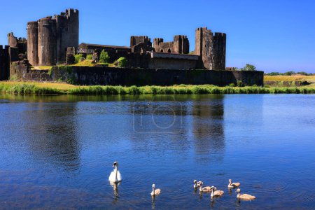 Foto de CAERPHILLY CASTLE SOUTH WALES REINO UNIDO 6 19 2023: Castillo de Caerphilly (Galés: Castell Caerffili) es una fortificación medieval en Caerphilly en Gales del Sur. - Imagen libre de derechos