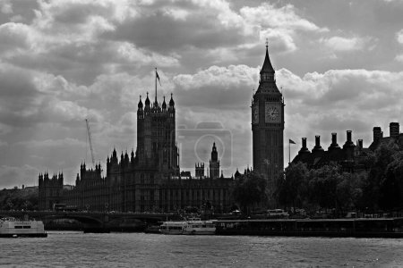 Téléchargez les photos : LONDRES ROYAUME-UNI - 06 19 2023 : Big Ben est le surnom de la Grande Cloche de l'horloge du Palais de Westminster à Londres - en image libre de droit