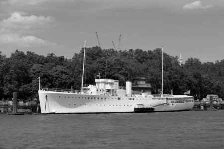 Téléchargez les photos : LONDRES ROYAUME-UNI 06 19 2023 : HQS Wellington, Embankment (1934) White old ship on the river Thames, London - en image libre de droit