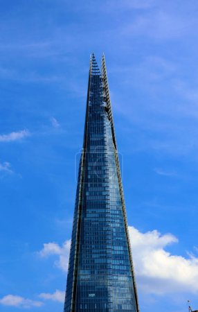 Foto de LONDRES REINO UNIDO - 06 19 2023: Shard London Bridge, es el edificio más alto de la Unión Europea. - Imagen libre de derechos