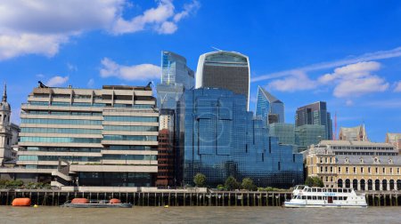 Téléchargez les photos : LONDRES ROYAUME-UNI 06 19 2023 : London City skyline avec de grands bâtiments modernes - en image libre de droit