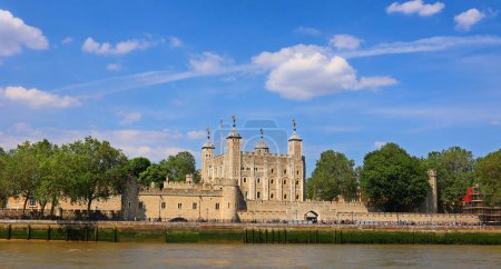 Foto de LONDRES REINO UNIDO 06 19 2023: Palacio Real de Su Majestad y Fortaleza, más comúnmente conocida como la Torre de Londres, es un castillo histórico en la orilla norte del río Támesis en el centro de Londres - Imagen libre de derechos