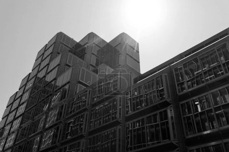 Téléchargez les photos : Vue à angle bas des bâtiments modernes de la ville - en image libre de droit