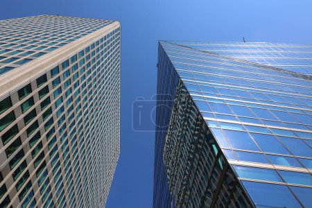 Foto de Vista de ángulo bajo de edificios modernos en la ciudad - Imagen libre de derechos