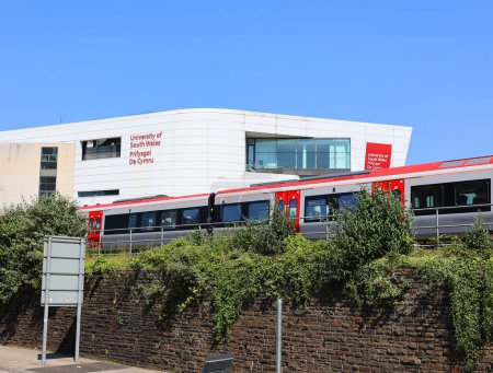 Téléchargez les photos : CARDIFF WALES ROYAUME-UNI 06 17 23 : L'Université de Galles du Sud avec des campus à Cardiff, Newport et Pontypridd et Cardiff City Line est entièrement à Cardiff - en image libre de droit