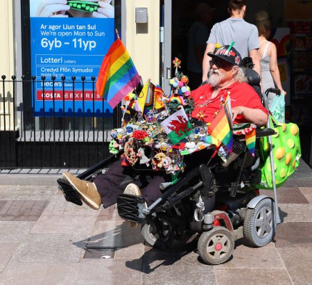 Foto de CARDIFF WALES REINO UNIDO 06 17 23: Hombre en Triciclo decorar, entrega de triciclo de scooter eléctrico - Imagen libre de derechos