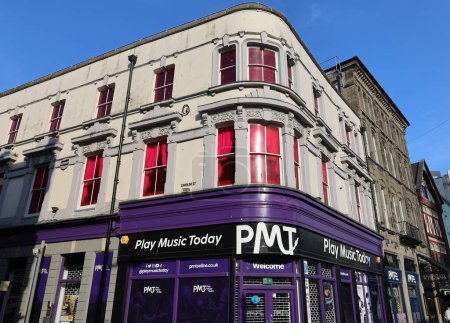 Foto de CARDIFF WALES REINO UNIDO 06 17 23: Reproducir música hoy, PMT Cardiff es diferente a cualquier otra tienda de música. La tienda es un verdadero 'House of Rock', lleno de las últimas guitarras, bajo guitarras, amplificadores, ect. - Imagen libre de derechos