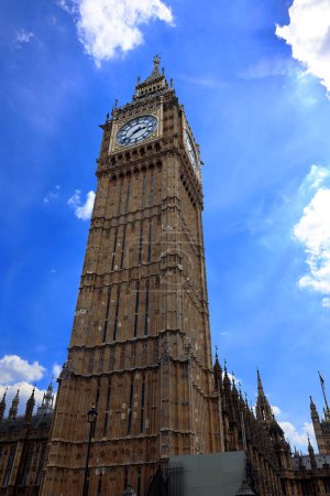 Foto de LONDRES REINO UNIDO - 06 19 2023: Big Ben es el apodo de la Gran Campana del reloj del Palacio de Westminster en Londres - Imagen libre de derechos