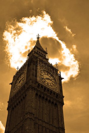 Foto de LONDRES REINO UNIDO - 06 19 2023: Big Ben es el apodo de la Gran Campana del reloj del Palacio de Westminster en Londres - Imagen libre de derechos