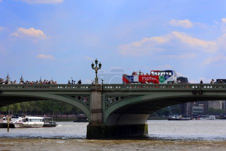 Téléchargez les photos : LONDRES ROYAUME-UNI 06 19 2023 : London City skyline avec belle architecture et rivière - en image libre de droit