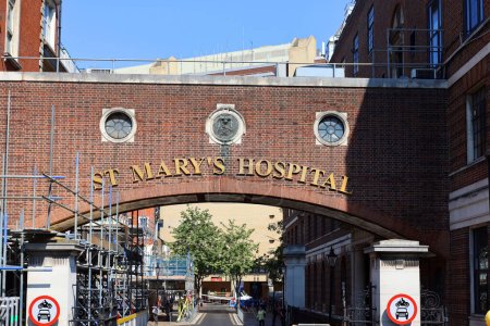 Foto de LONDRES REINO UNIDO 06 19 2023: St Marys Hospital es el principal hospital agudo para el noroeste de Londres, así como un centro de maternidad con servicios dirigidos por asesores y parteras - Imagen libre de derechos