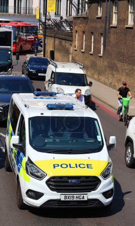 Téléchargez les photos : LONDRES ROYAUME-UNI 06 19 2023 : Voiture de police métropolitaine de Londres, le Royaume-Uni utilise une large gamme de véhicules opérationnels, y compris des voitures compactes, des domaines puissants et des transporteurs de police blindés - en image libre de droit