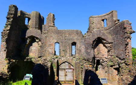 Téléchargez les photos : Château de Caerphilly (Castell Caerffili), un château médiéval de la ville de Caerphilly dans le sud du Pays de Galles. - en image libre de droit