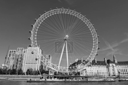 Foto de LONDRES REINO UNIDO - 06 19 2023: London Eye, o la Rueda del Milenio, es una rueda de observación en voladizo en la orilla sur del río Támesis en Londres. - Imagen libre de derechos