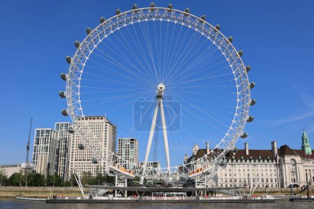 Foto de LONDRES REINO UNIDO - 06 19 2023: London Eye, o la Rueda del Milenio, es una rueda de observación en voladizo en la orilla sur del río Támesis en Londres. - Imagen libre de derechos