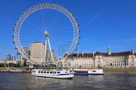 Téléchargez les photos : LONDRES ROYAUME-UNI - 06 19 2023 : London Eye, ou la roue du Millénaire, est une roue d'observation en porte-à-faux sur la rive sud de la Tamise à Londres. - en image libre de droit