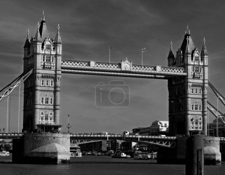 Téléchargez les photos : Plan panoramique du célèbre Tower Bridge à Londres, Royaume-Uni - en image libre de droit