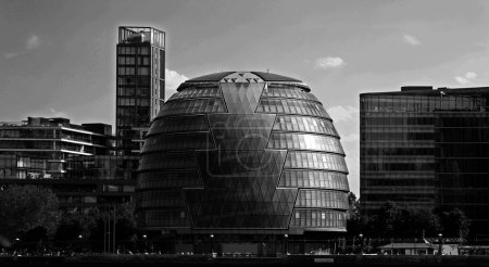 Téléchargez les photos : LONDRES ROYAUME-UNI 06 19 2023 : London City Hall Building in London. Le bâtiment a une forme inhabituelle et bulbeuse, censée réduire sa surface et ainsi améliorer l'efficacité énergétique - en image libre de droit