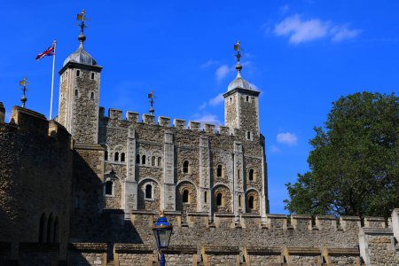 Foto de LONDRES REINO UNIDO 06 19 2023: Palacio Real de Su Majestad y Fortaleza, más comúnmente conocida como la Torre de Londres, es un castillo histórico en la orilla norte del río Támesis en el centro de Londres - Imagen libre de derechos