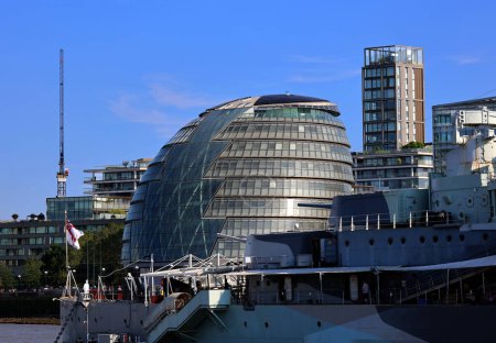 Téléchargez les photos : LONDRES ROYAUME-UNI 06 19 2023 : London City Hall Building in London. Le bâtiment a une forme inhabituelle et bulbeuse, censée réduire sa surface et ainsi améliorer l'efficacité énergétique - en image libre de droit