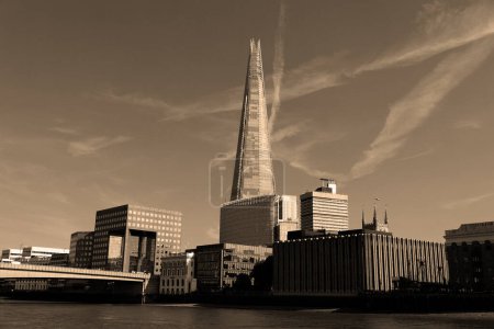 Foto de LONDRES REINO UNIDO - 06 19 2023: Shard London Bridge, es el edificio más alto de la Unión Europea. - Imagen libre de derechos